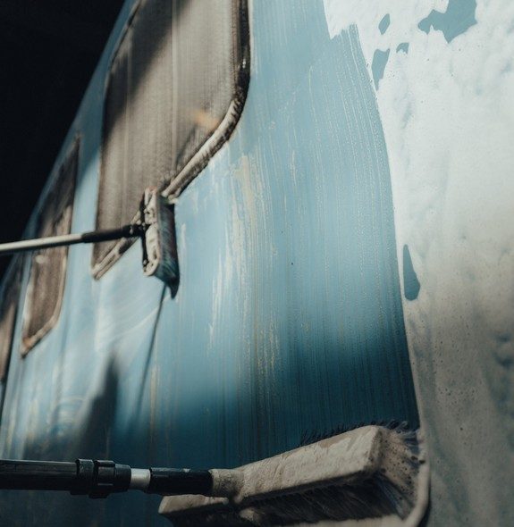 Arideon team cleaning a passenger carriage